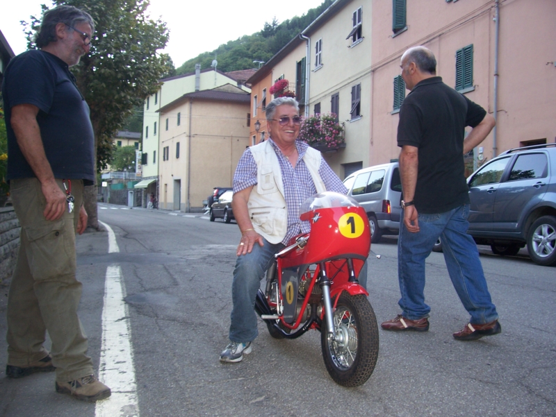  Image name: Persone128.jpg 
 width: 800 pixel 
 height: 601 pixel 
 Size: 396455 bytes 
 Click to enlarge 